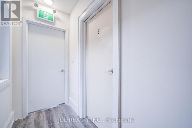 Photo du bâtiment - 5 Sorauren Ave