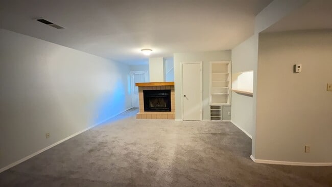 Building Photo - Welcome to this 2 bedroom, 2.5 bath home l...