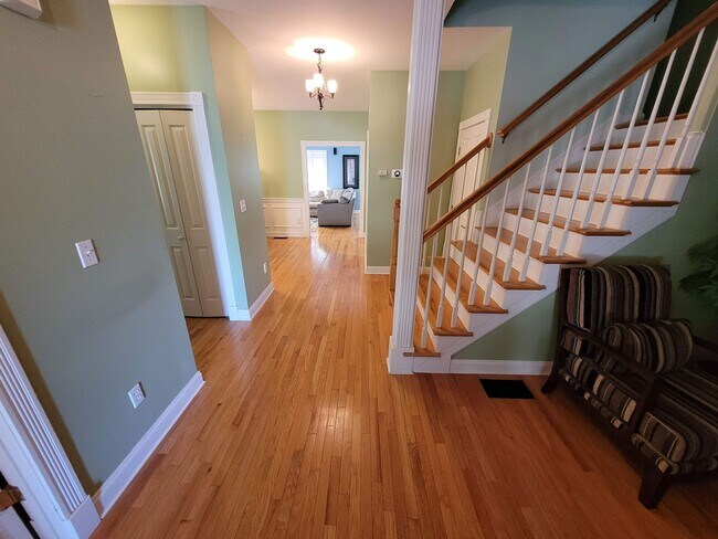 Building Photo - $4200 - 4 Bed / 2.5 Bath Single Family Home in Merrimack on a Cul-de-sac!