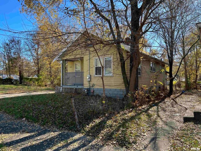 Building Photo - 2406 W Marquette St