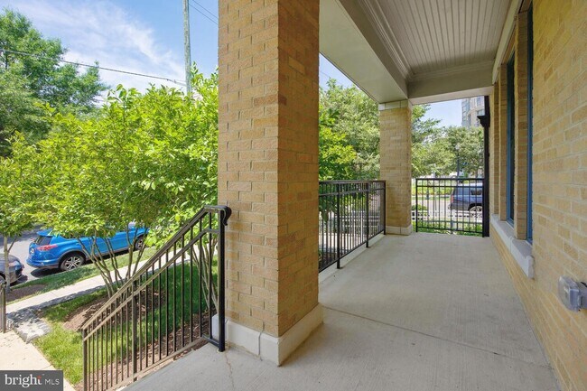 Foto del edificio - 3339 Idaho Ave NW