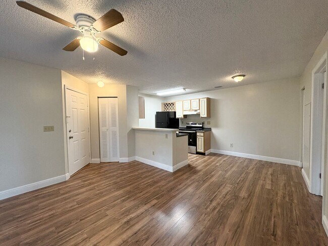 Foto del edificio - Lake Mary Condo ~ Fresh Paint, Laminate Flooring, Fantastic Amenities!