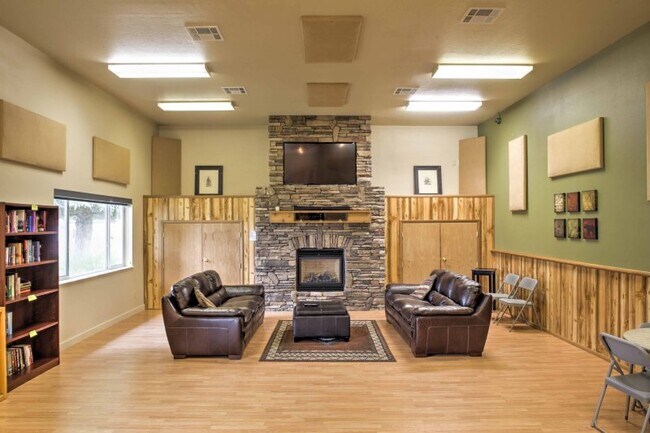 Building Photo - 25 Fairway Dr