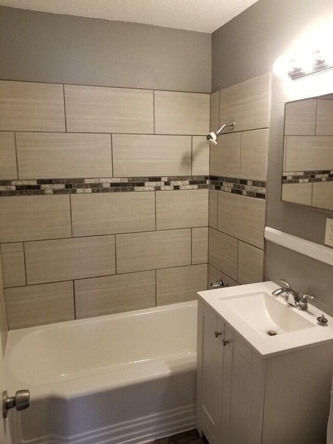 Building Photo - Updated duplex in Center School District