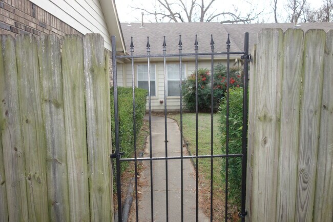 Jardín delantero cerrado - 6656 S Utica Pl
