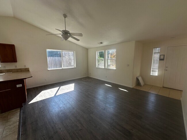Foto del edificio - 3 bedroom 2 bath home in Green