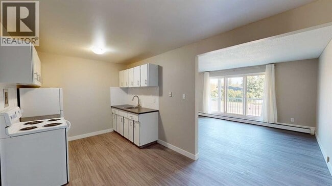 Building Photo - 9807-108 108 Ave