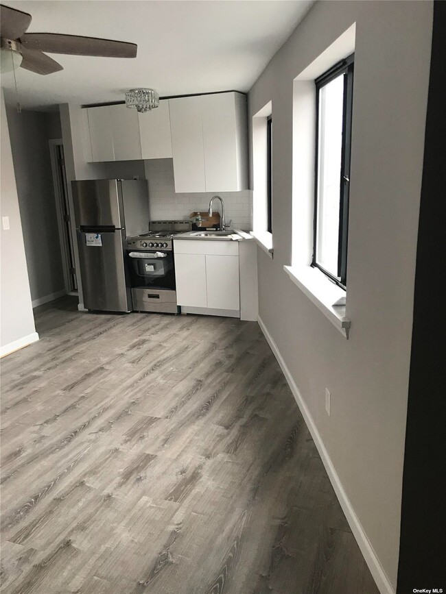 Foto del edificio - 61-54 Fresh Meadow Ln