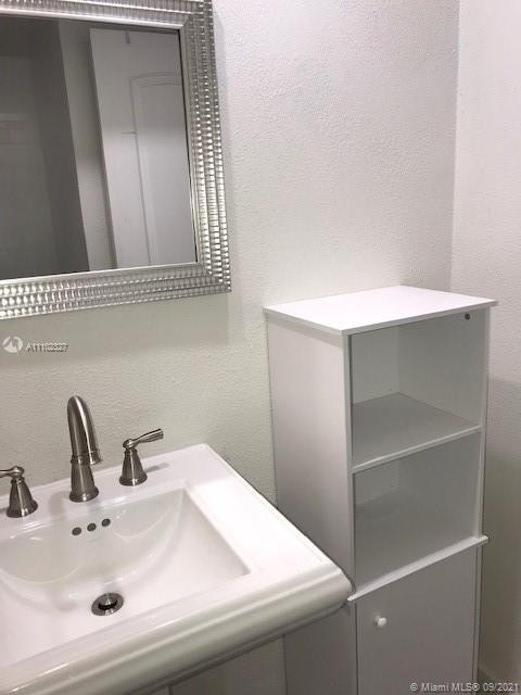 Foto del edificio - 6703 N Kendall Dr