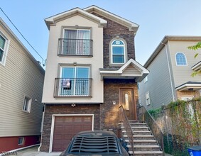 Building Photo - 942 Olive St