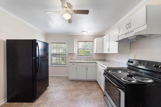 Foto del edificio - Lovely Brick 3 Bed/1 Bath Home w/ Large Covered Deck Back Porch w/ Fully-Fenced Yard