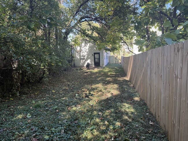 Building Photo - 538 University Ave