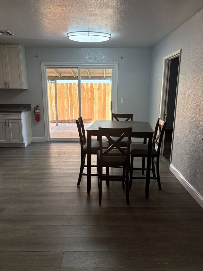 Foto del edificio - 4 bedroom 2 bath home in Livingston Ca