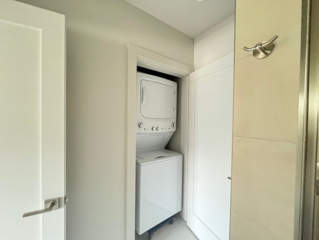 Building Photo - Carmel - 1336A Carmel St. San Luis Obispo,...
