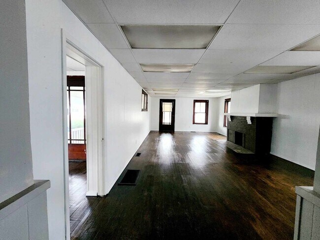 Large house close to everything! Shopping... - Large house close to everything!  Shopping...