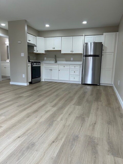 Foto principal - 5821 W Lincoln Ave