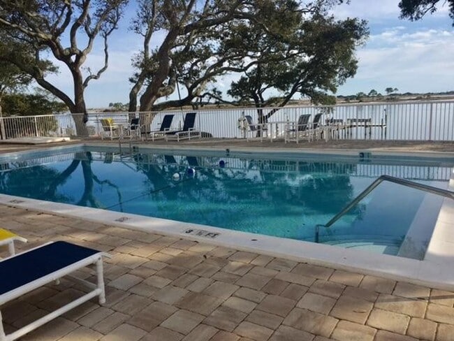 Foto del edificio - 1 bedroom for rent with community pool, laundry & waterfront!