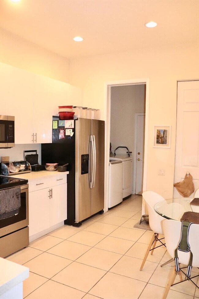 Building Photo - 886 Spinnaker Dr W