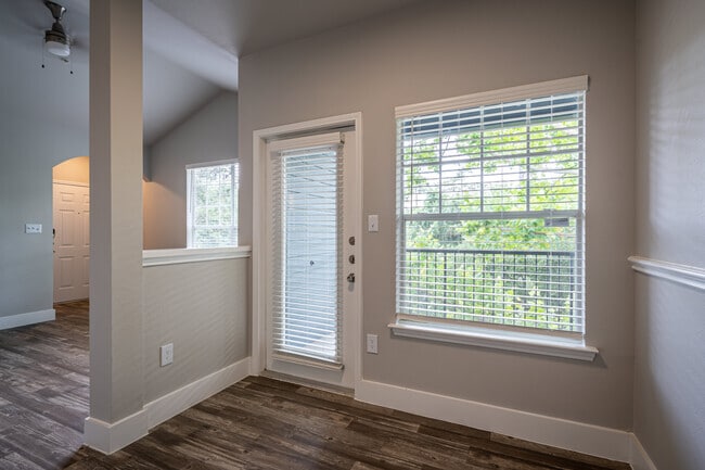 Building Photo - Available Now – Modern Apartment for Rent