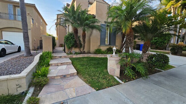Building Photo - $2,000 OFF! - Canyon View 4 BR House in To...