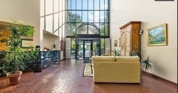 Foto del edificio - 100 Rosemary Way