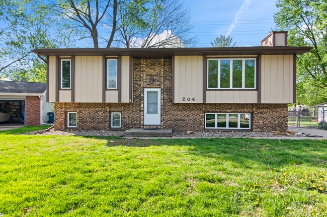 Building Photo - 204 Saxon Dr