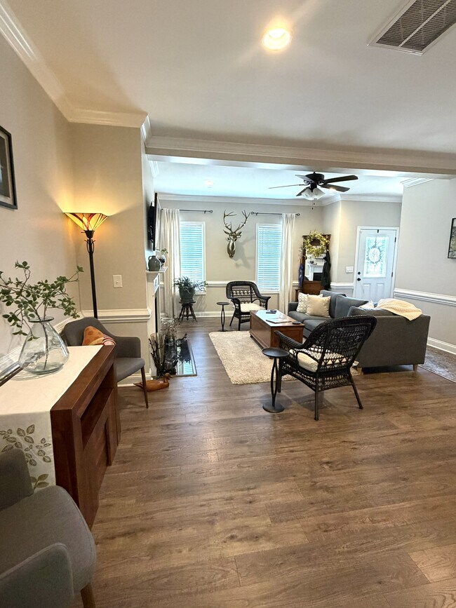 Sala de estar en la planta principal - 4198 Pickering Dr