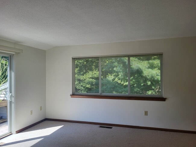 Building Photo - 107 Hilltop Dr