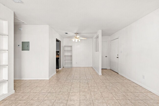 Building Photo - Gulf Breeze Gem — 1BR Home Ready Now