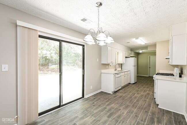 Building Photo - 4983 Rosalyn Ct