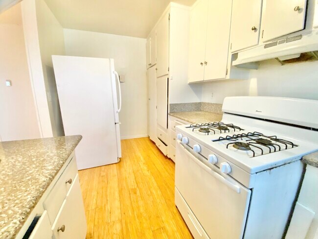 Building Photo - 4033 W Sunset Blvd