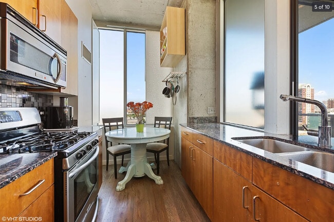 Building Photo - 1720 S Michigan Ave