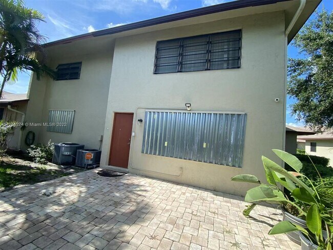 Foto del edificio - 1779 NE 40th Pl