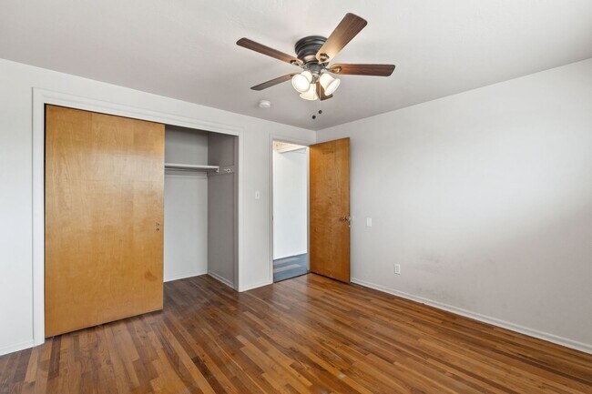 Building Photo - One Bed 0ne bath Apartment