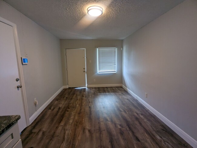 Foto del edificio - 16214 Wallace St