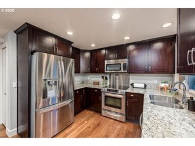 Building Photo - Stunning 5 bedroom home in desirable SW PDX now available for long term lease!