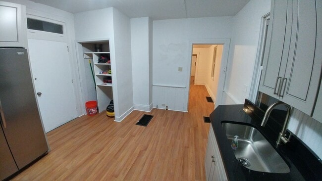 Photo - Large 3 bedroom, 2 bathroom freshly renovated house with stainless steel appliances!!