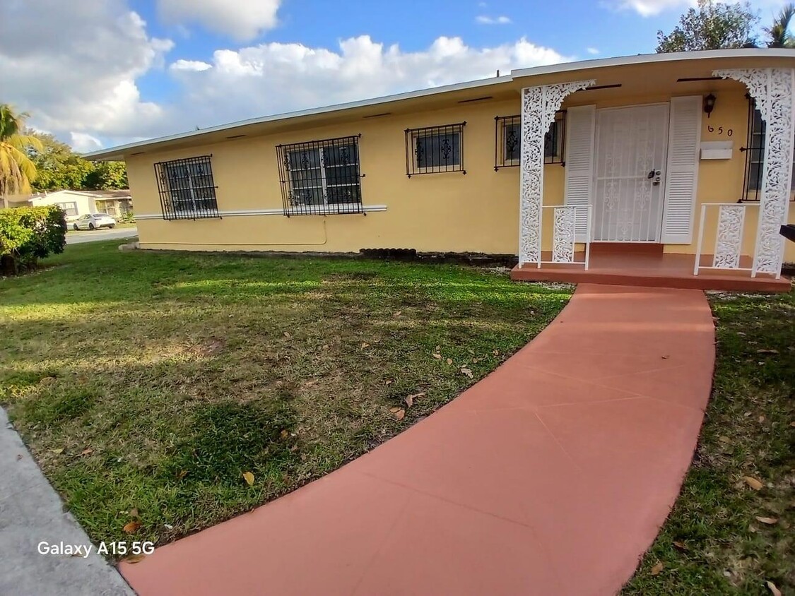 Foto principal - 650 NE 150th St