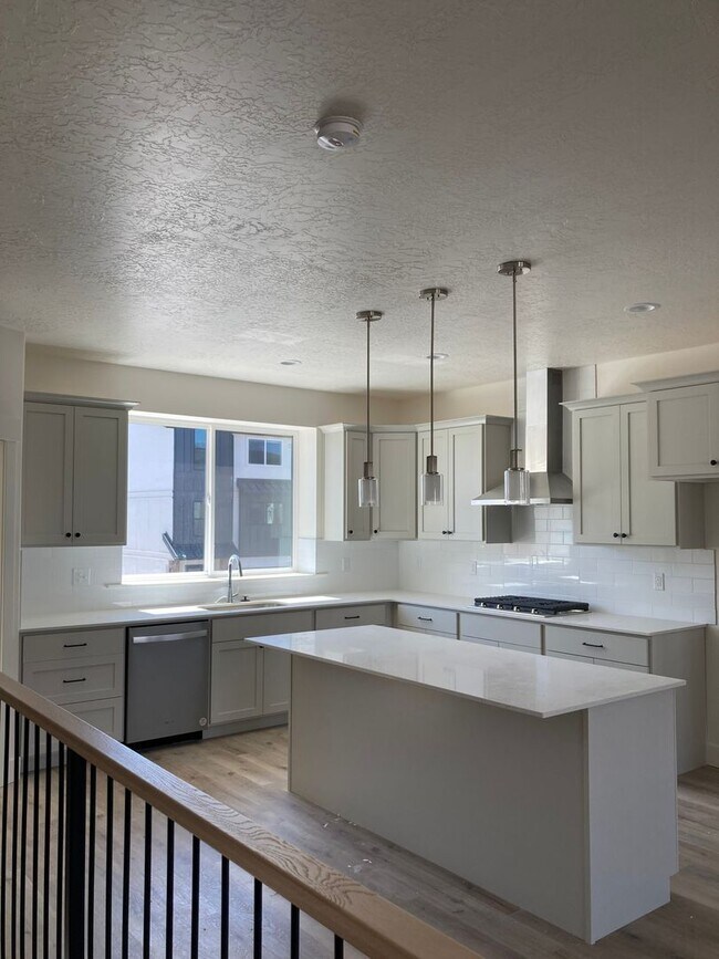 Foto del edificio - Townhome with Rooftop Balcony in Prime American Fork Location