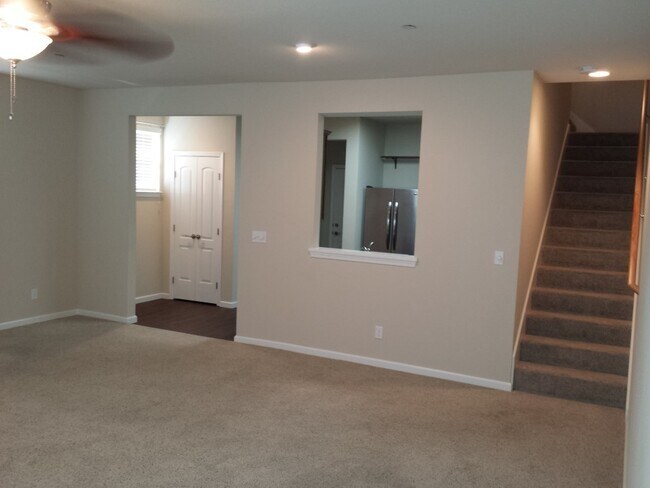 Building Photo - Townhouse In Prime Location