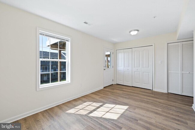 Foto del edificio - 890 Secretariat Dr