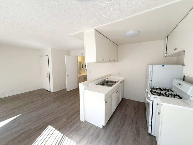 Building Photo - 4688 Huntington Dr S