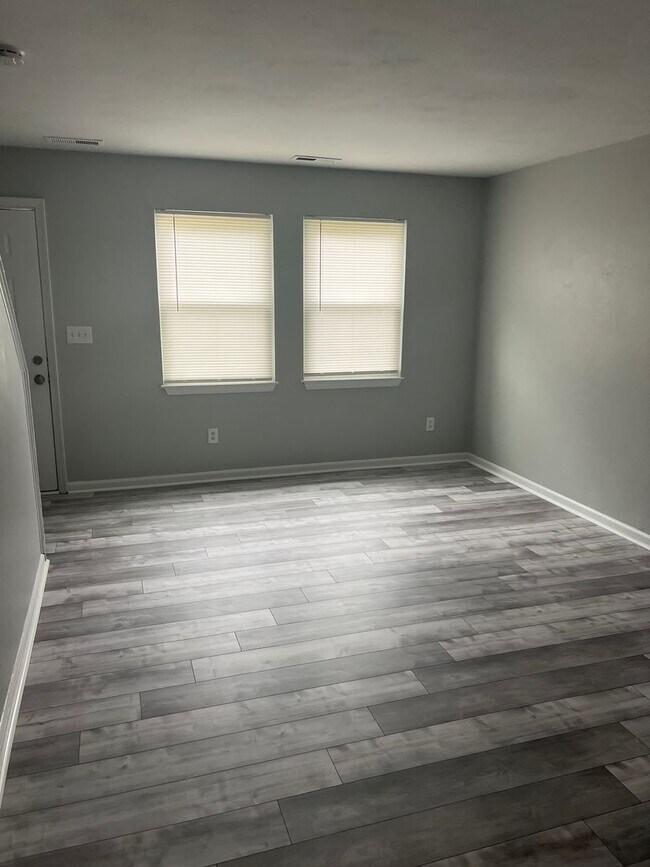 Foto del edificio - AWESOME 2 BEDROOM 1.5 TOWNHOME NEAR OCEANF...
