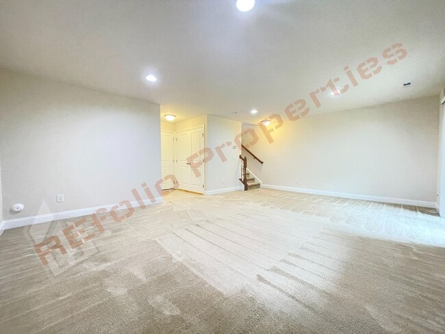 Foto del edificio - Beautiful 3 Story 3 Bedroom Townhouse with Huge 1st Floor Flex Space with Access to Patio + 2 Car...