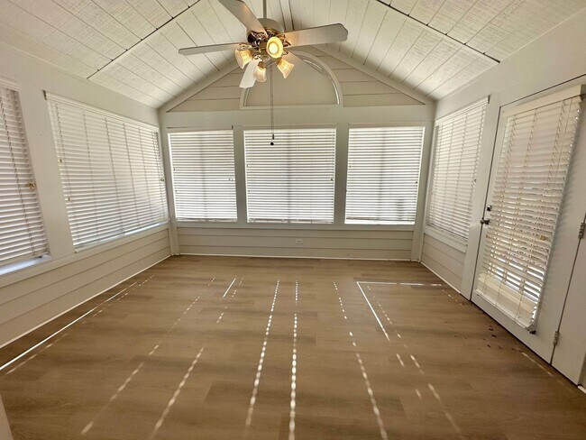 Building Photo - Charming 3BR/2BA Home in Roswell with Bright Sunroom & Spacious Living!