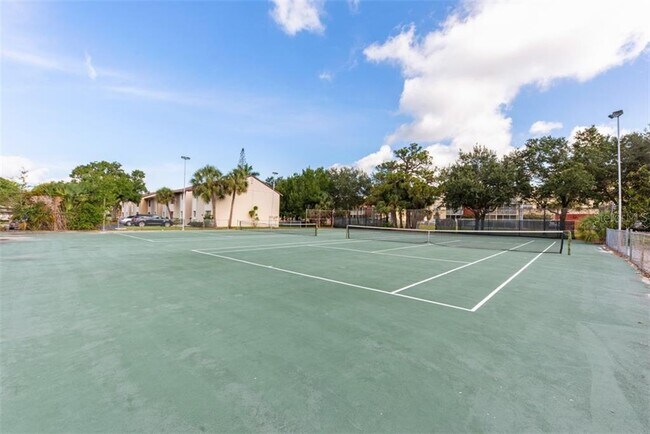 Foto del edificio - 2724 Hidden Lake Blvd