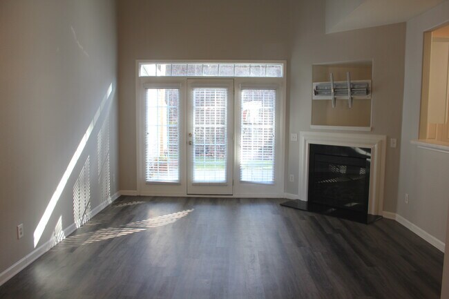 Foto del edificio - 5972 Hollow Wood Ct