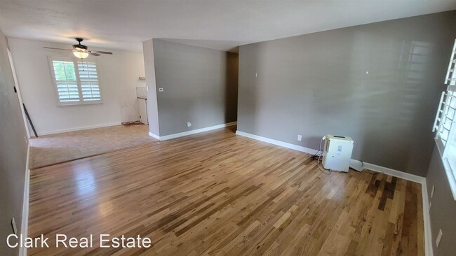 Building Photo - 3 br, 1 bath House - 810 Reeves Ave