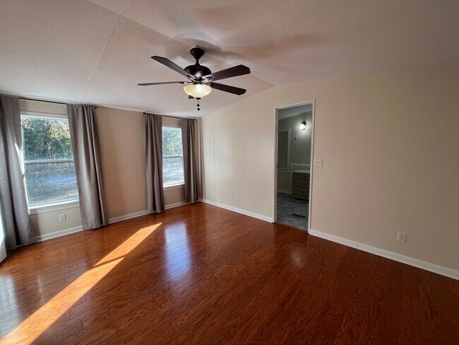 Foto del edificio - Newly renovated 3 Bedroom, 2 Bathroom Manufactured Home Just outside of Live Oak