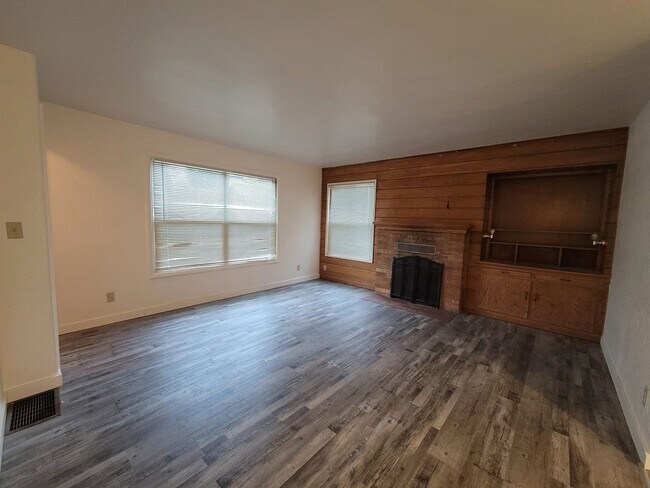 Building Photo - Charming 4 Bedroom 2 Bath